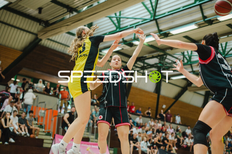Spielszene TSV Jahn München u16w gegen Stuttgart im Basketballspiel
