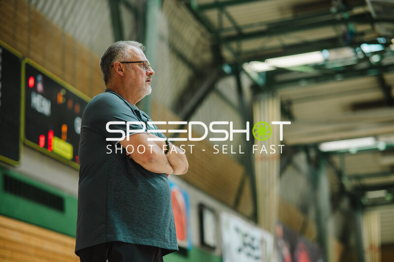 Trainer beobachtet Spielgeschehen in der Sporthalle Stuttgart