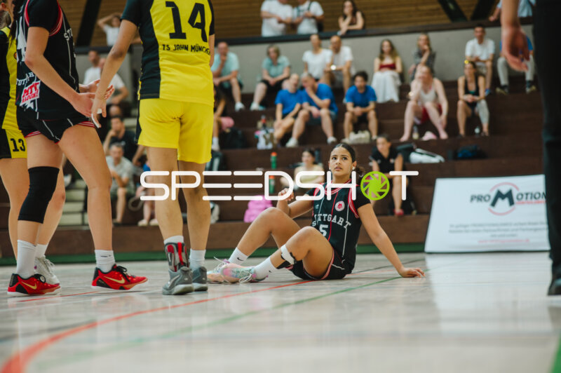 MTV Stuttgart u16 Spielerin (#5) am Boden während Spielunterbrechung