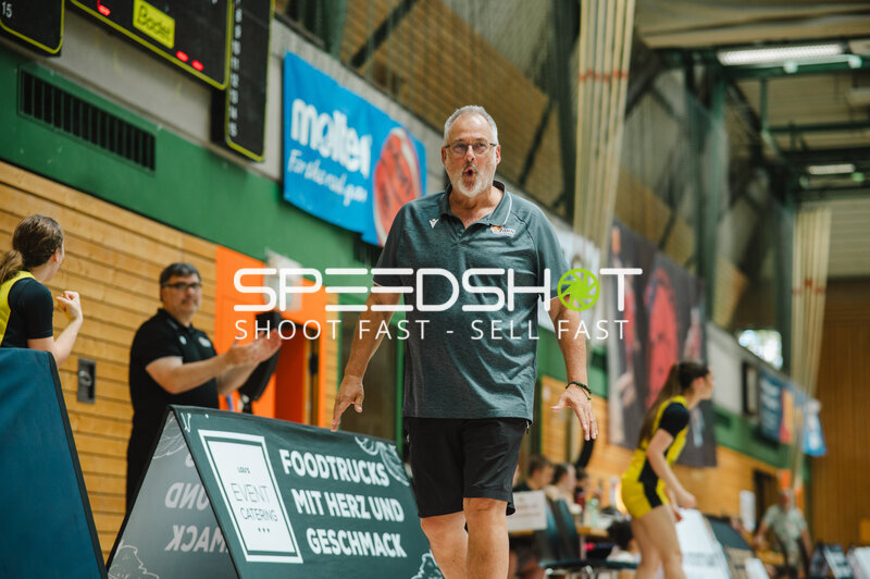Trainer bei Basketball-Jugendturnier in Stuttgart