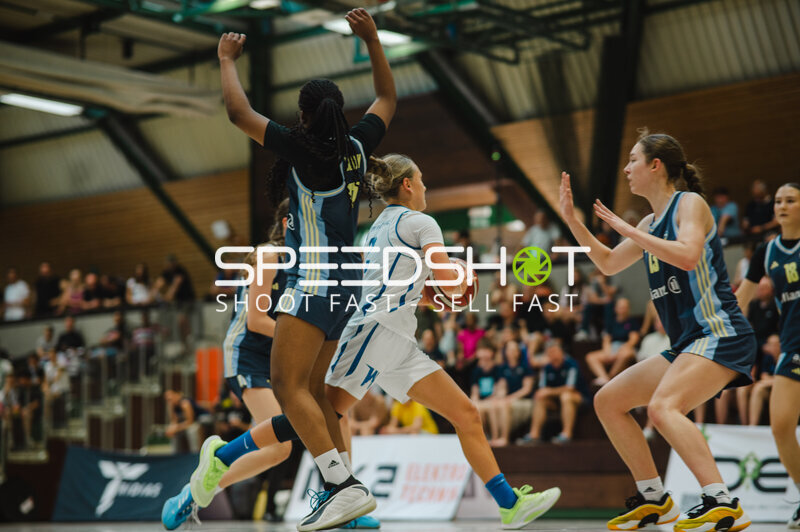 Basketballspielerin im Angriff gegen Defensiverband
