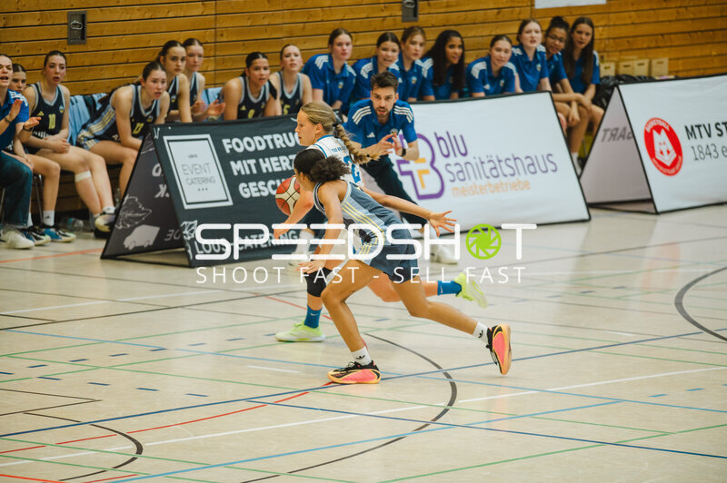 Basketballspielerin bei Dribbel-Aktion in Stuttgart