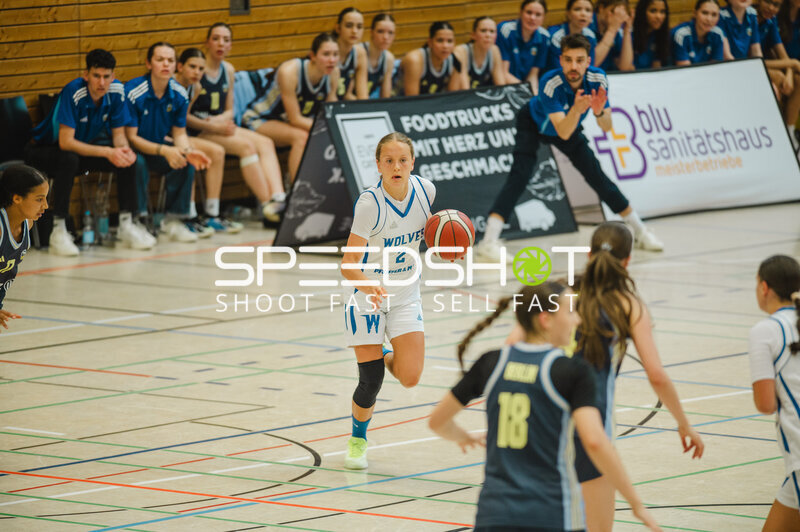 Spielerin (#2; Wolves) mit Ballkontrolle im Spielaufbau