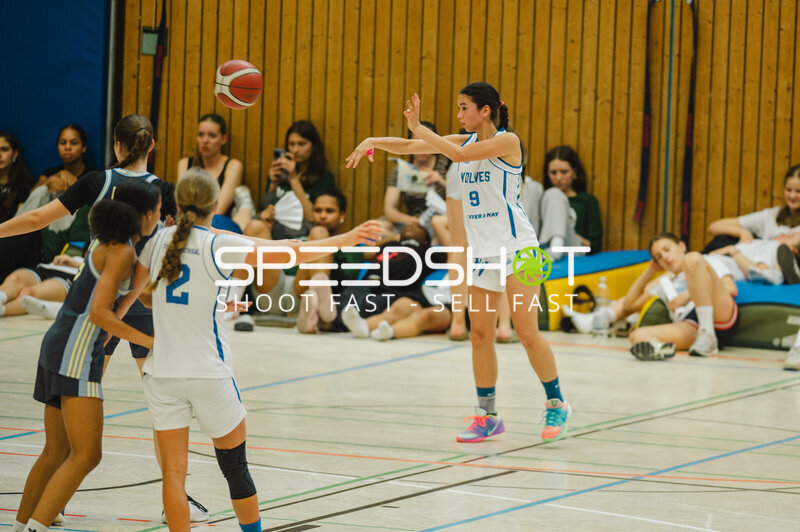 Spielerin (#9; Wolves) bei Spielaufbau