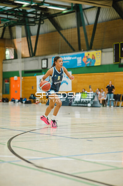 Basketballspielerin 16; Unbekannt beim Dribbling