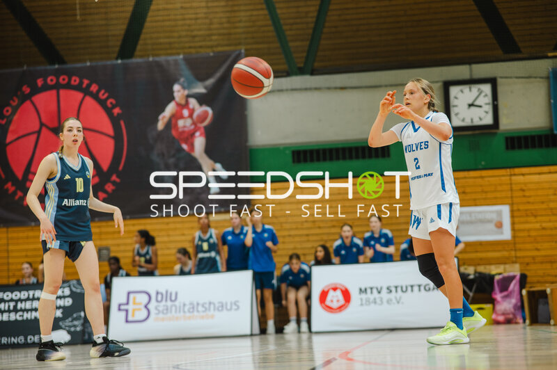Spielerin (#2; Wolves Paffenau) wirft Basketball in Stuttgarter Arena