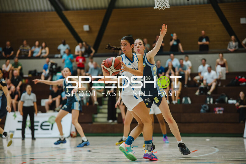 Basketballspielerin im weißen Trikot bei Ballkontrolle in Stuttgart