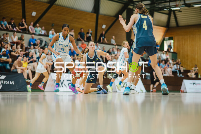 Spielszene beim Frauenbasketball in Stuttgart