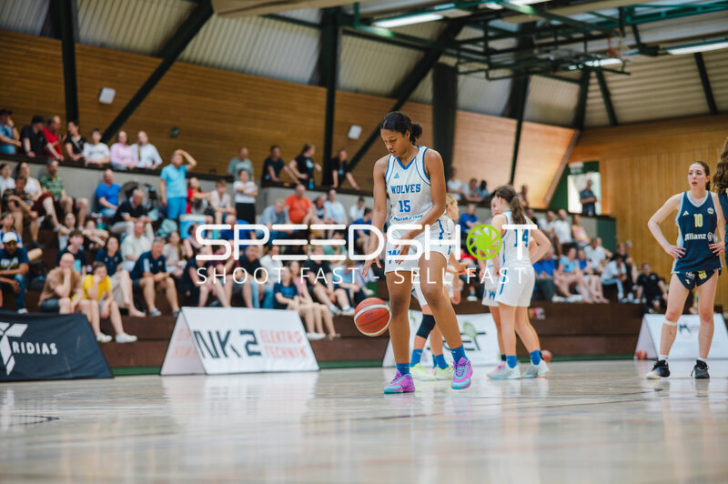 Spielerin (#15; Wolves) beim Ballhandling in Stuttgart