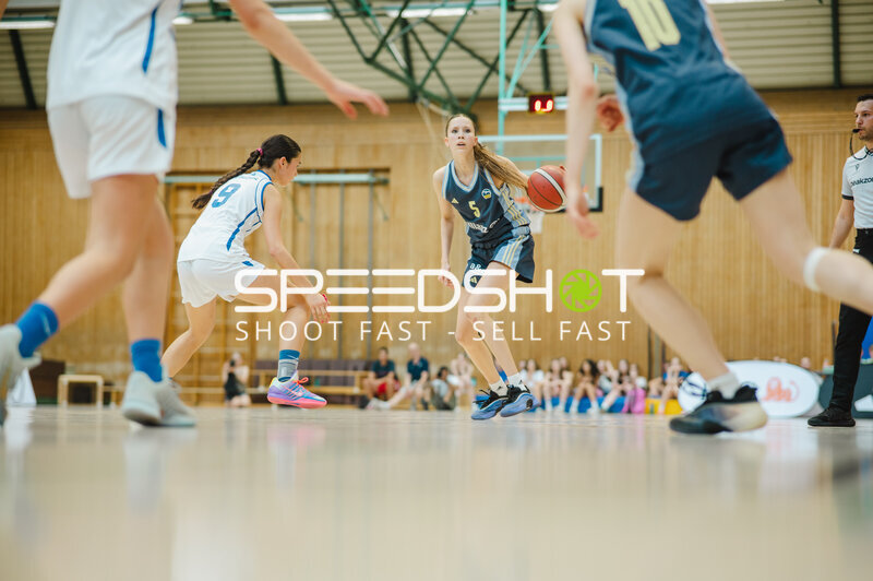 Spielerin (#5; dunkles Trikot) beim Dribbling in Stuttgart