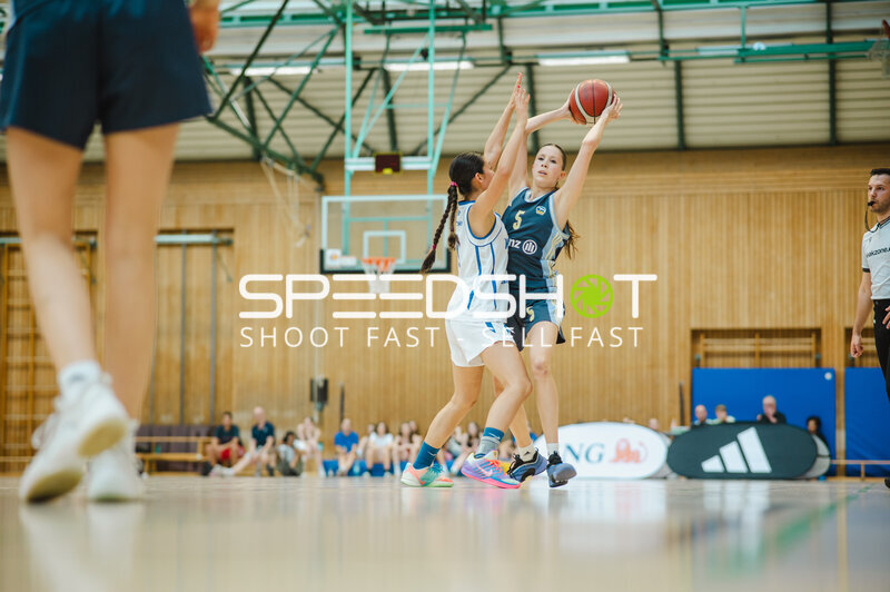 Basketballspielerin (#5) wirft von außen in Stuttgart