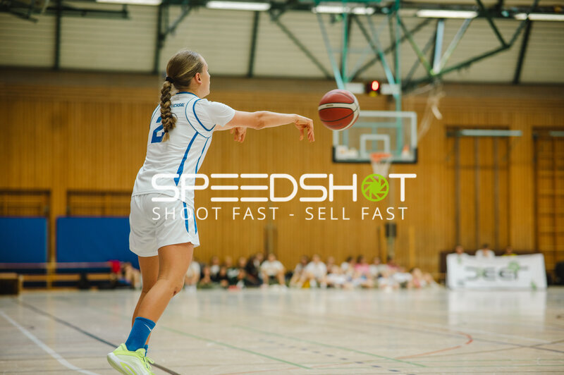 Basketballspielerin beim Sprungwurf in Stuttgart