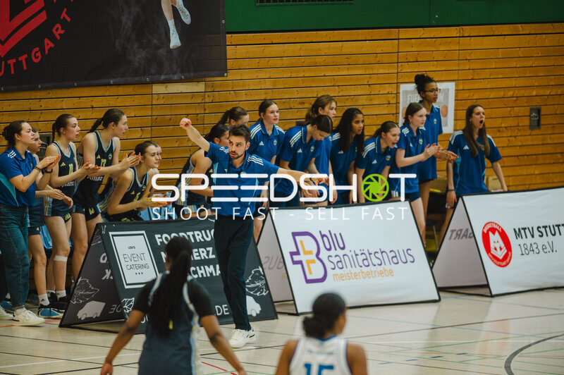 Basketballteam auf der Bank während Spielpause in Stuttgart