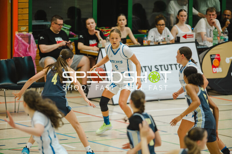 Spielerin (#2; Wolves) bei Ballkontrolle gegen Abwehr