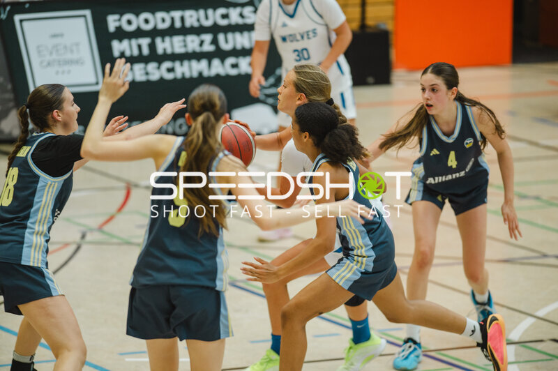 Basketball Zweikampf mit #30 und #4
