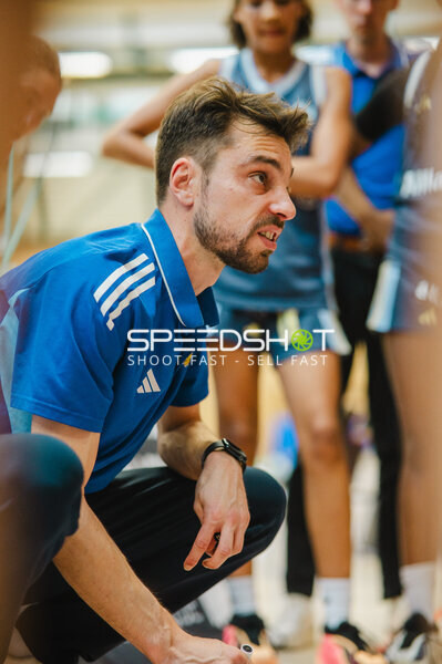 Trainer in blauem Adidas-Trikot während Basketball-Trainingseinheit in Stuttgart
