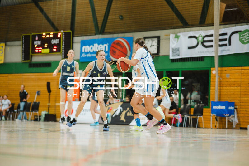 Basketballspiel in Stuttgart mit Ballkontrolle und Verteidigung