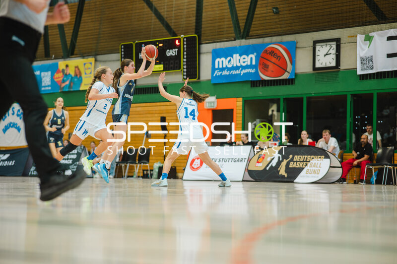 Spielerin (#2) wirft Basketball während Defensiverin (#14) abwehrt