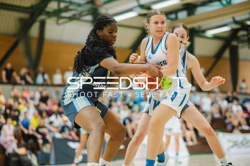 Spielszene beim Frauenbasketball in Stuttgart