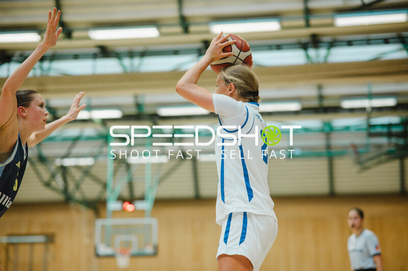 Basketballspielerin (#2) beim Drei-Punkt-Wurf in Stuttgart