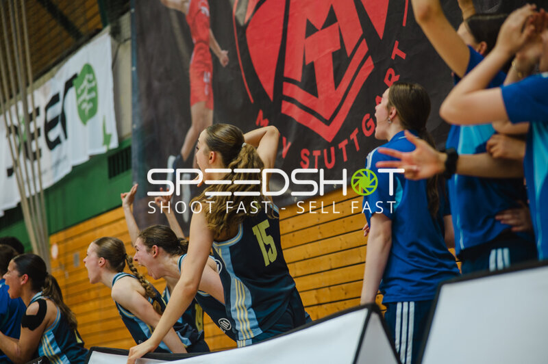 Spielerin (#15) in Spielerpause beim Basketballspiel in Stuttgart