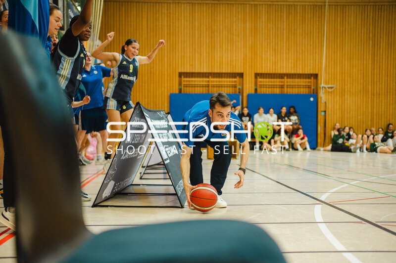 Basketballtraining in der Stuttgarter Sporthalle mit Dribbling-Übung
