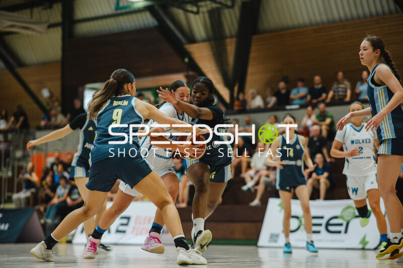 Spielszene beim Basketball-Spiel in Stuttgart mit Dribbling und Defensivdruck