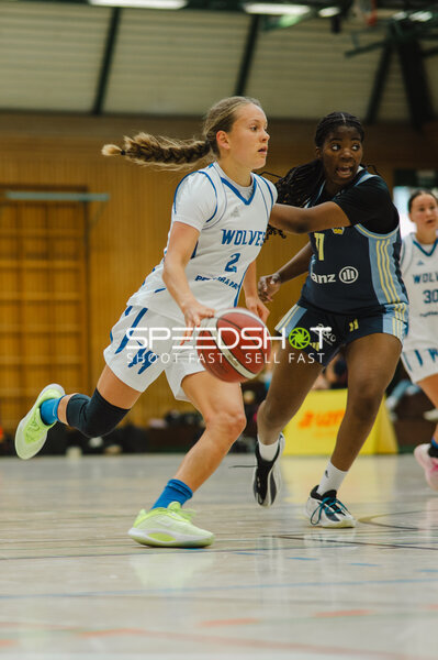 Spielerin (#2; Wolves) bei Dribbling unter Druck