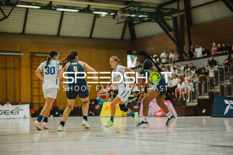 Spielszene beim Damenbasketball in Stuttgart