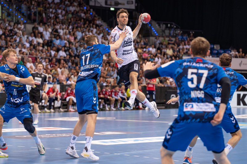 Kent Robin Tonnesen (#77; SG Flensburg-Handewitt) beim Sprungwurf gegen TVB Stuttgart