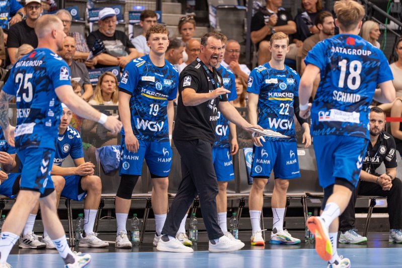 Torben Matzken (#22; TVB 1898 Stuttgart) und Trainer an der Seitenlinie
