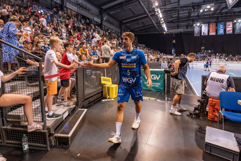 Antonio Serradilla Cuenca (#5; TVB 1898 Stuttgart) klatscht Fans ab