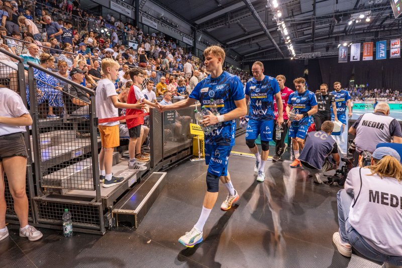 TVB Stuttgart Spieler beim Einlaufen mit Fankontakt in der Arena