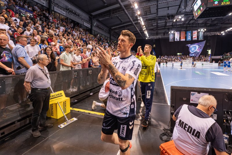 Emil Jakobsen (#63; SG Flensburg Handewitt) applaudiert den Fans