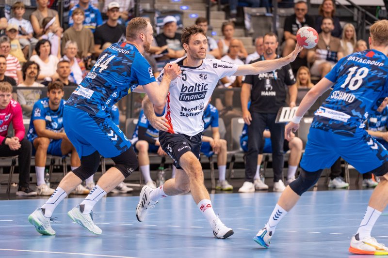 Marko Grgić (#5; SG Flensburg-Handewitt) im Wurf gegen TVB Stuttgart