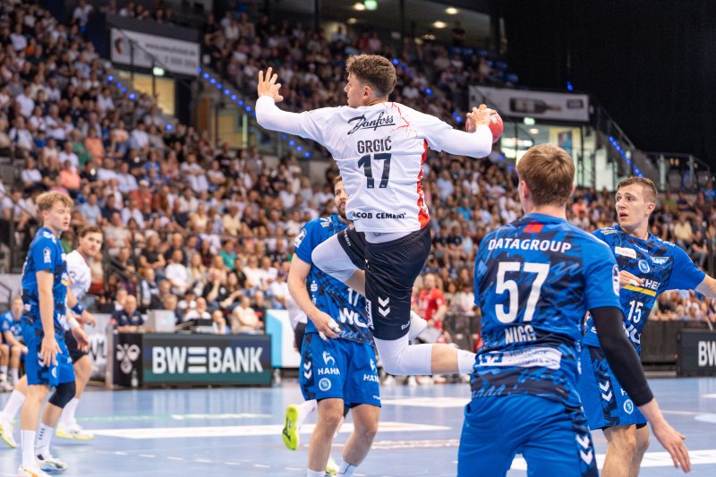 Marko Grgić (#5; SG Flensburg Handewitt) springt zum Wurf gegen TVB Stuttgart