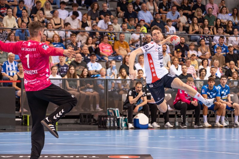 Antonio Serradilla Cuenca (#5; TVB 1898 Stuttgart) beim Sprungwurf gegen Mateusz Kornecki (#1; TVB 1898 Stuttgart)