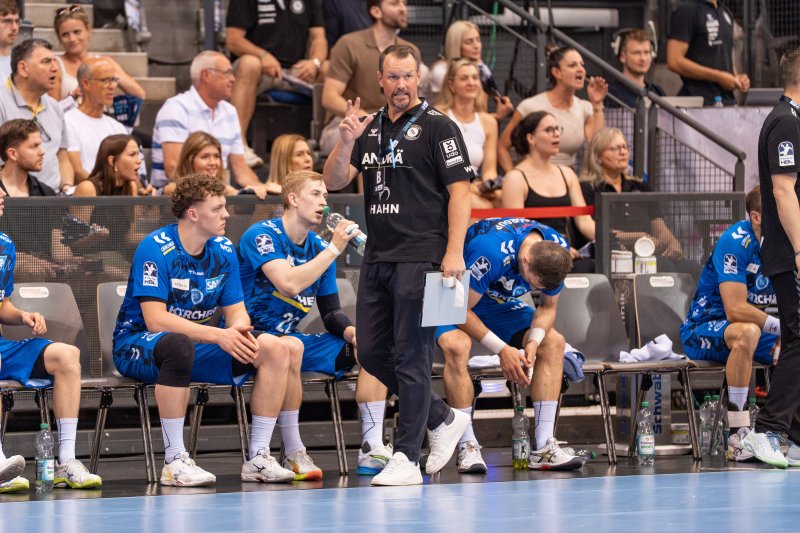 Misha Kaufmann (TVB 1898 Stuttgart) gibt Anweisungen von der Seitenlinie