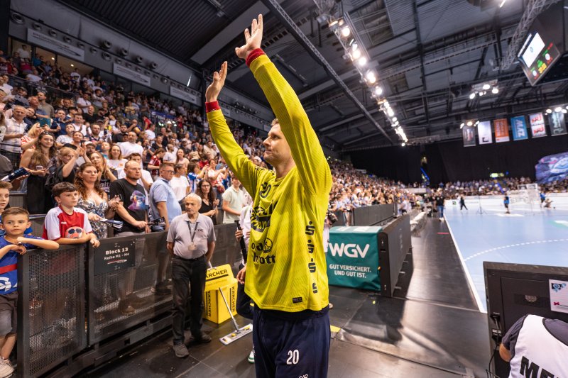 Kevin Möller (#20; SG Flensburg-Handewitt) applaudiert den Fans