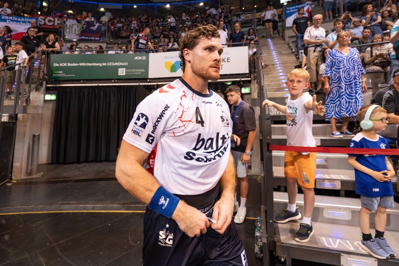 Johannes Golla (#25; SG Flensburg Handewitt) betritt die Arena