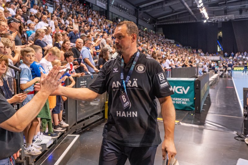 Misha Kaufmann (TVB 1898 Stuttgart) klatscht Fans ab