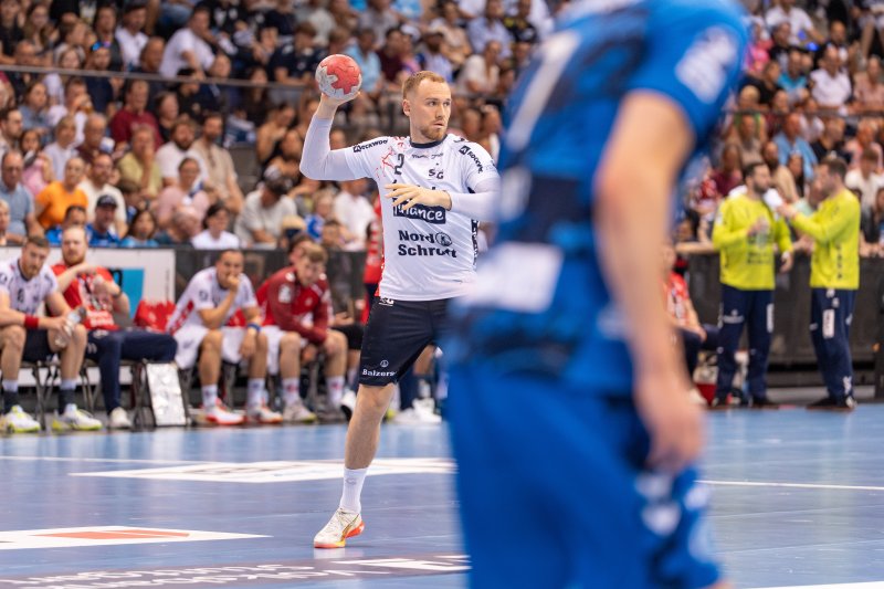 Simon Pytlick (#23; SG Flensburg Handewitt) beim Wurfversuch
