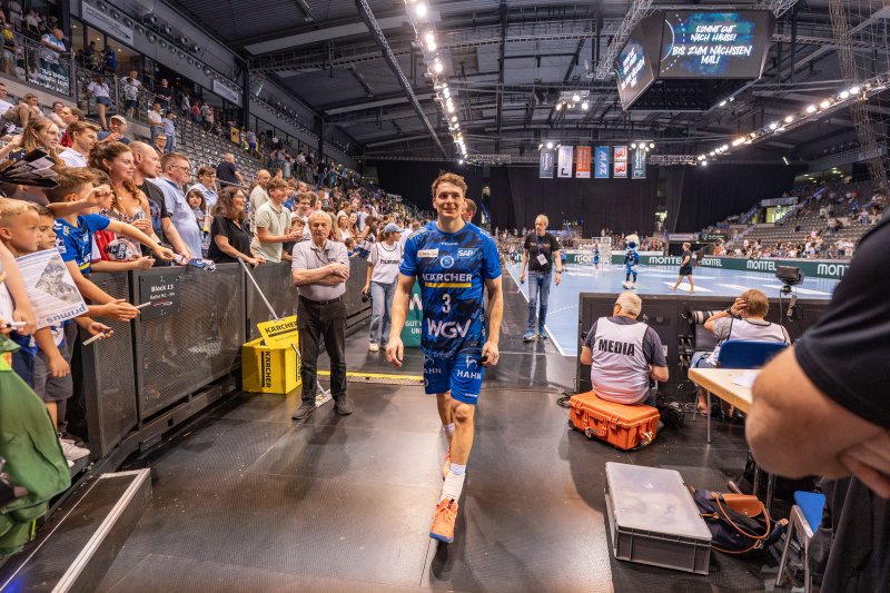 Max Häfner (#3; TVB 1898 Stuttgart) läuft an Fans vorbei