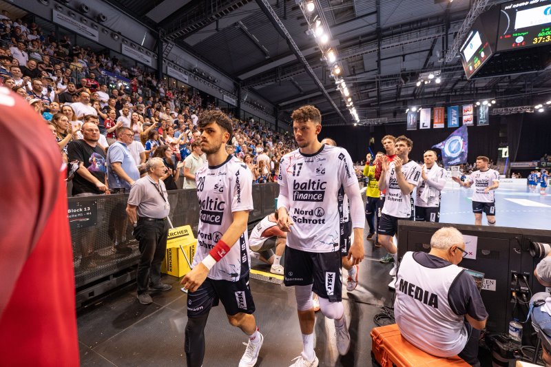 Jonas Rithaphorn (#28) und Samuel Rothlisberger (#17; SG Flensburg Handewitt) verlassen das Spielfeld