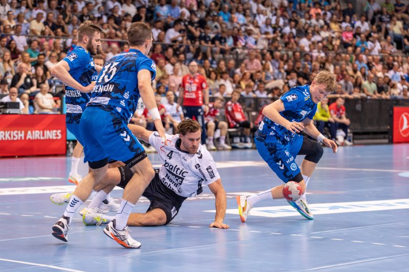 Johannes Golla (#25; SG Flensburg Handewitt) im Zweikampf gegen TVB Stuttgart