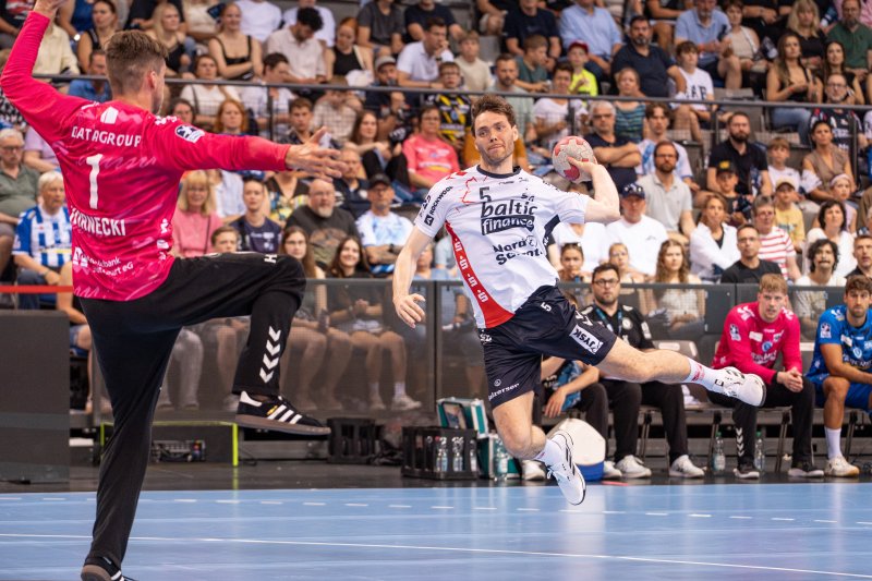 Antonio Serradilla Cuenca (#5; SG Flensburg-Handewitt) beim Sprungwurf gegen Mateusz Kornecki