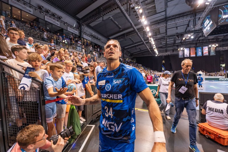 Kai Häfner (#34; TVB 1898 Stuttgart) bei Fankontakt in der Arena