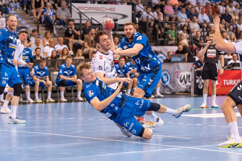 Flensburg-Spieler im Zweikampf gegen TVB Stuttgart in der Porsche Arena