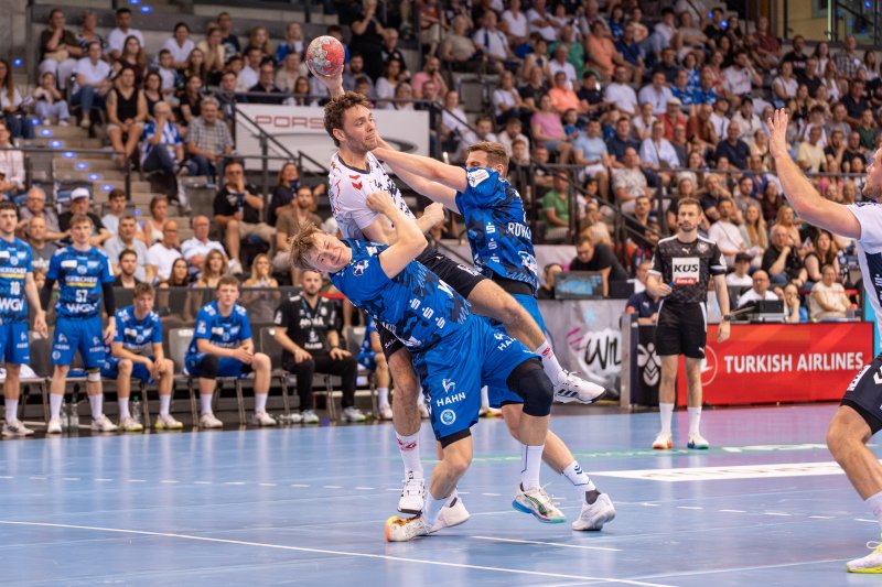 Flensburg-Spieler kämpft sich durch TVB-Abwehr zum Wurf