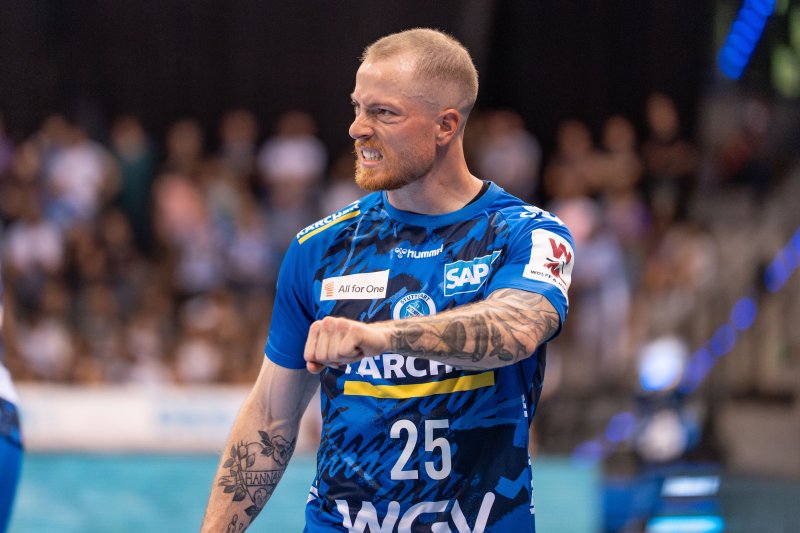 Patrick Zieker (#25; TVB 1898 Stuttgart) ballt die Faust